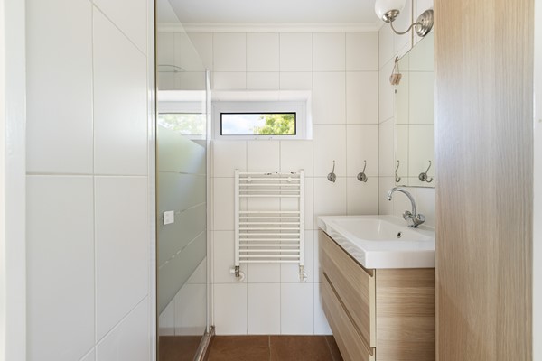 Foto - Te koop: instapklare hoekwoning met oprit en garage!